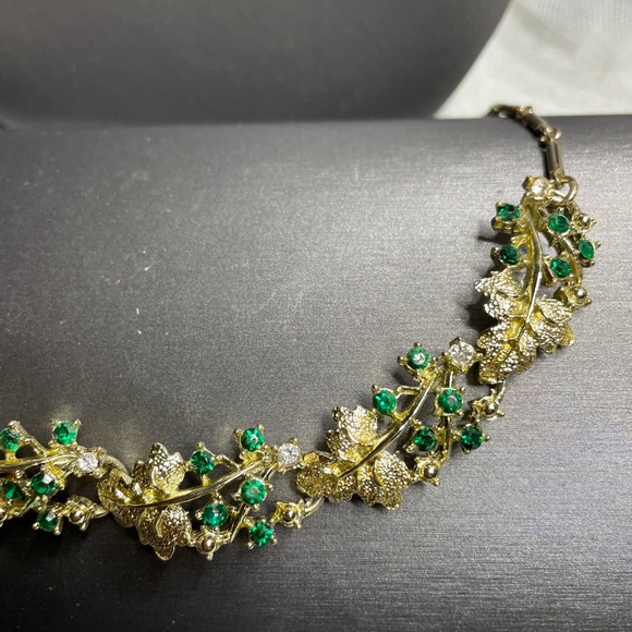 Vintage 16” Collar Necklace Green & White Rhinestones On Golden Leaves Glamorous - Picture 6 of 8